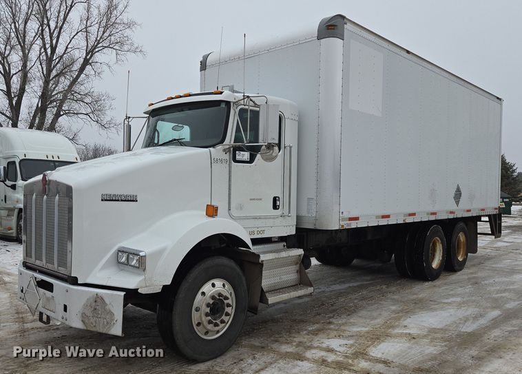 2010 Kenworth T800 box truck - EB1220