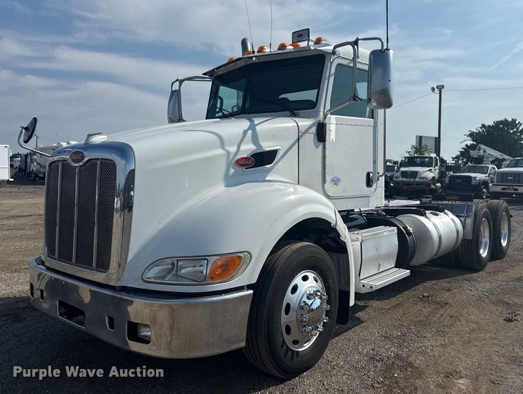 2011 Peterbilt  386 semi truck - EG1230