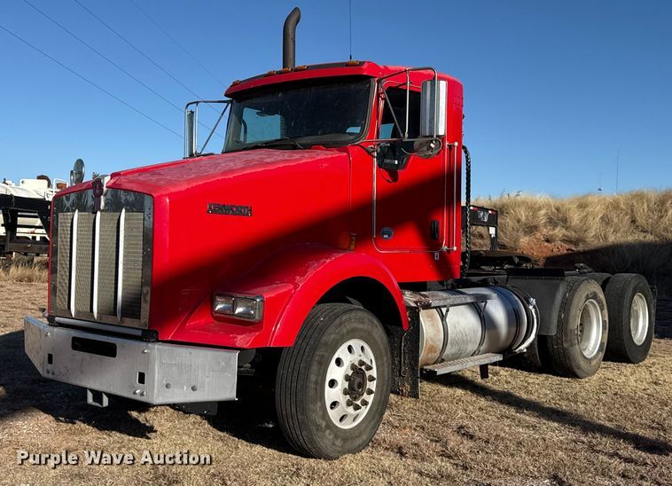 2011 Kenworth T800 semi truck - EP2732