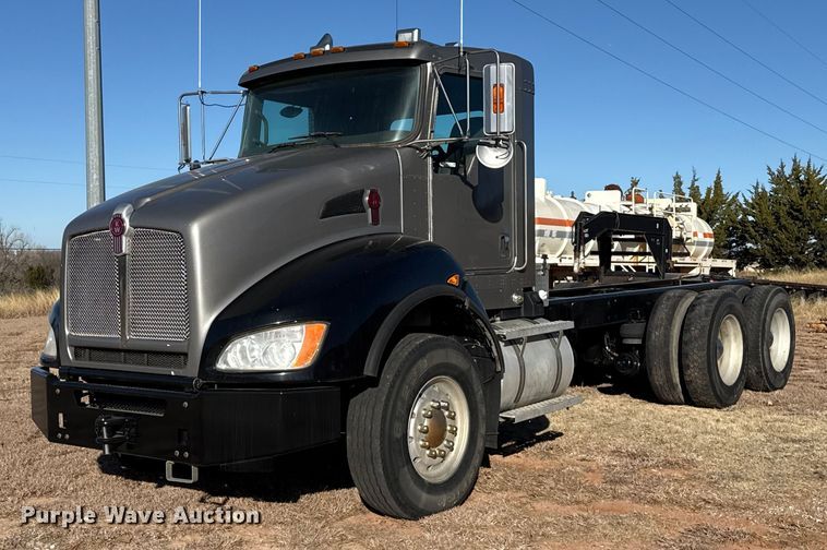 2012 Kenworth T40 truck cab and chassis - EP2733
