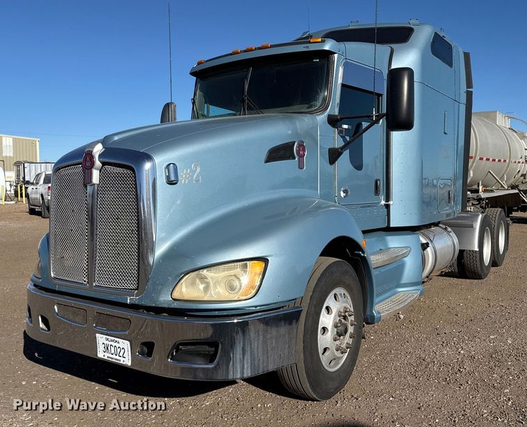 2013 Kenworth T660 semi truck - EP2755