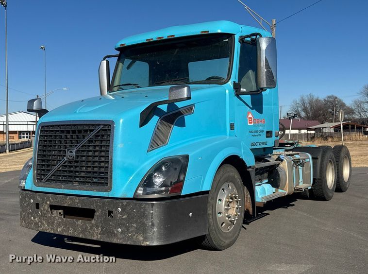 2013 Volvo VNL semi truck - ET4122
