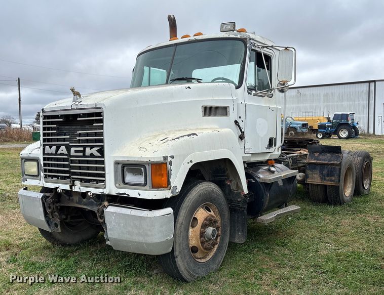 1997 Mack CH613 semi truck - EV3380