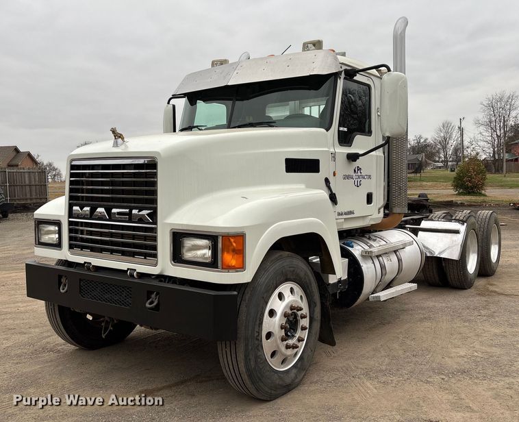 2013 Mack CHU613 semi truck - EV3499