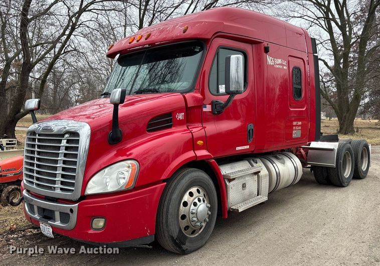 2015 Freightliner Cascadia semi truck - FG1744