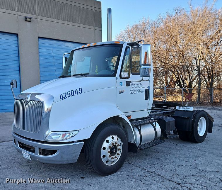 2005 International 8600 semi truck - FN5503