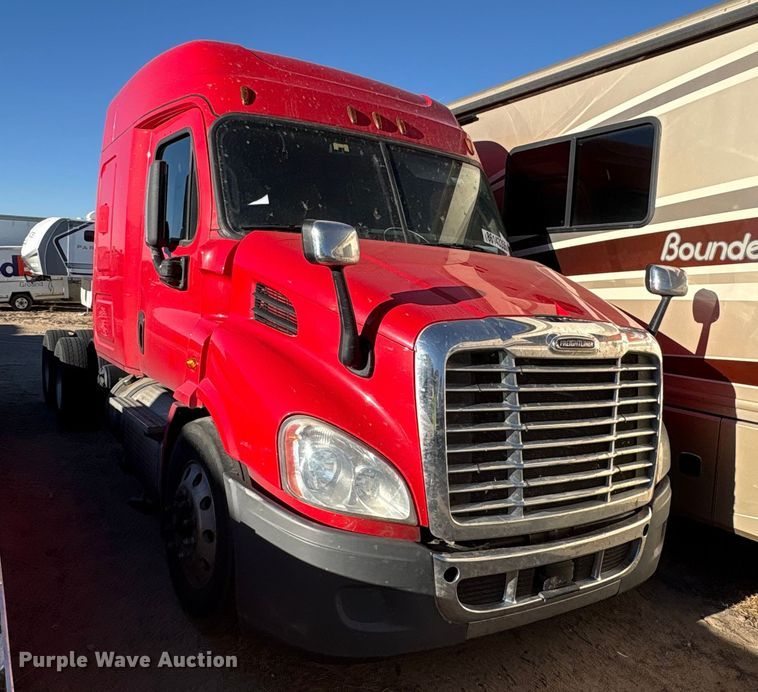 2018 Freightliner Cascadia semi truck - YA1278