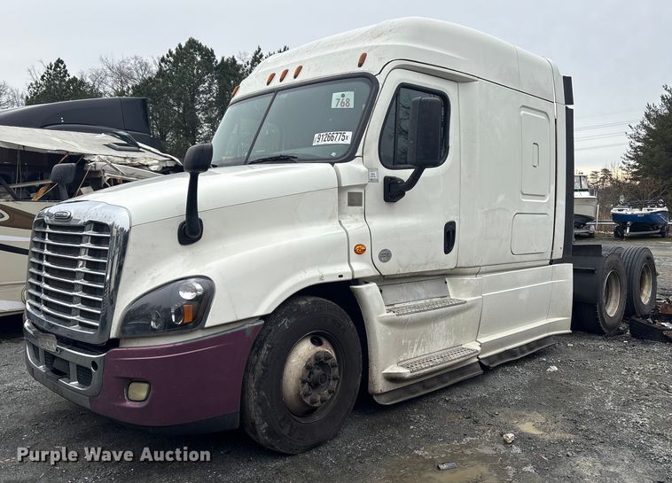 2020 Freightliner Cascadia semi truck - YA1476