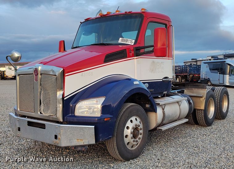 2016 Kenworth  T880 semi truck - YA1622