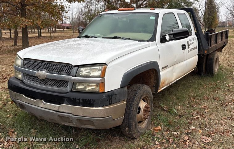 2004 Chevrolet Silverado 3500 Ext. Cab flatbed pickup truck - EA7806