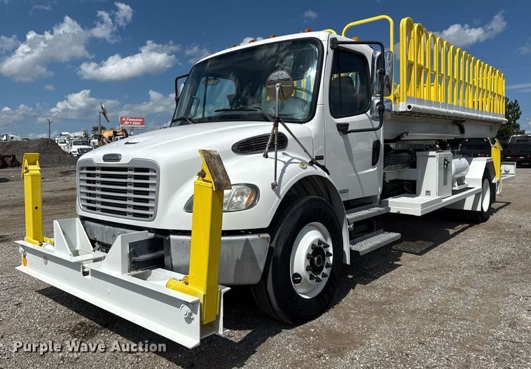 2008 Freightliner Business Class M2 scissor lift truck - EG5967