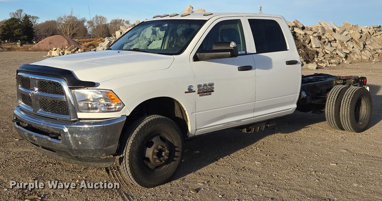 2018 RAM 3500HD Crew Cab truck cab and chassis - ES2661