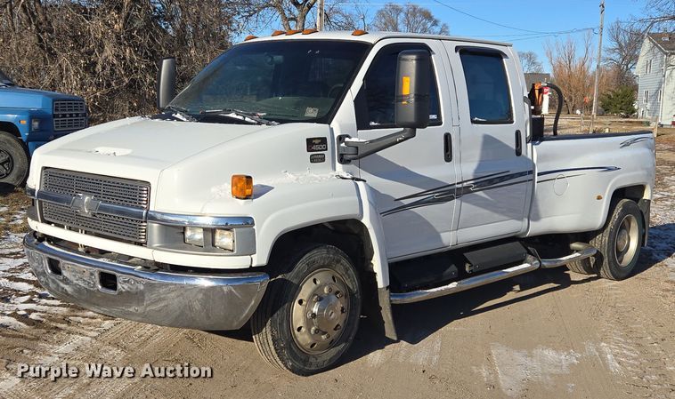 2004 Chevrolet C4500 Crew Cab pickup truck - ES2670