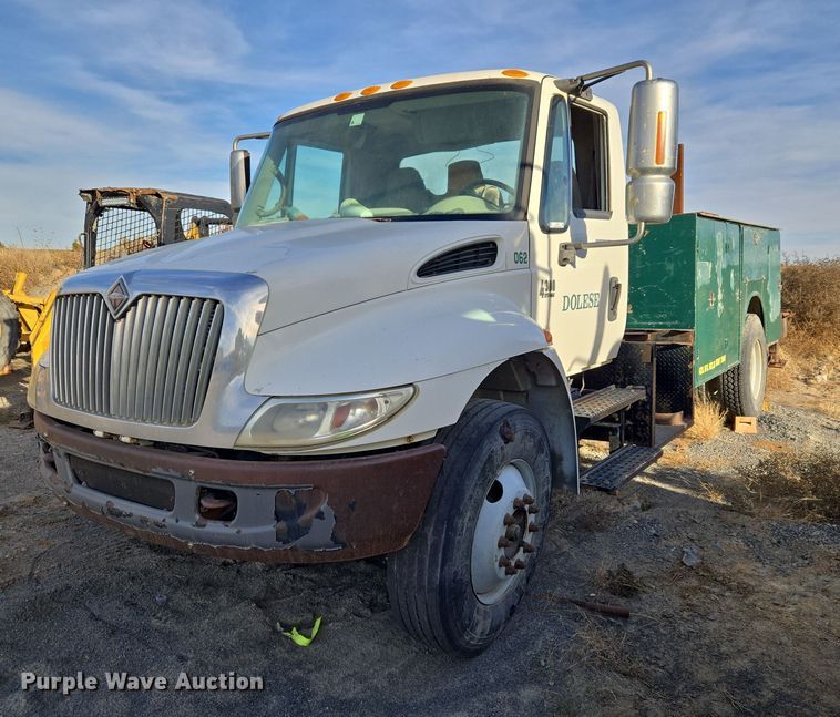 2002 International 4300 utility / service truck - ET5435