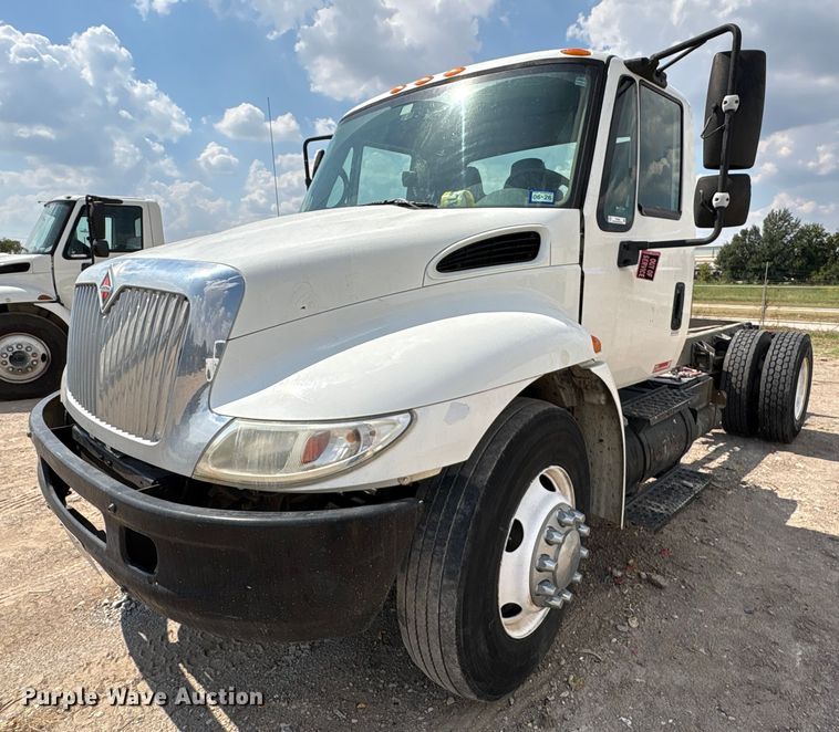 2002 International 4300 truck cab and chassis - EU7026