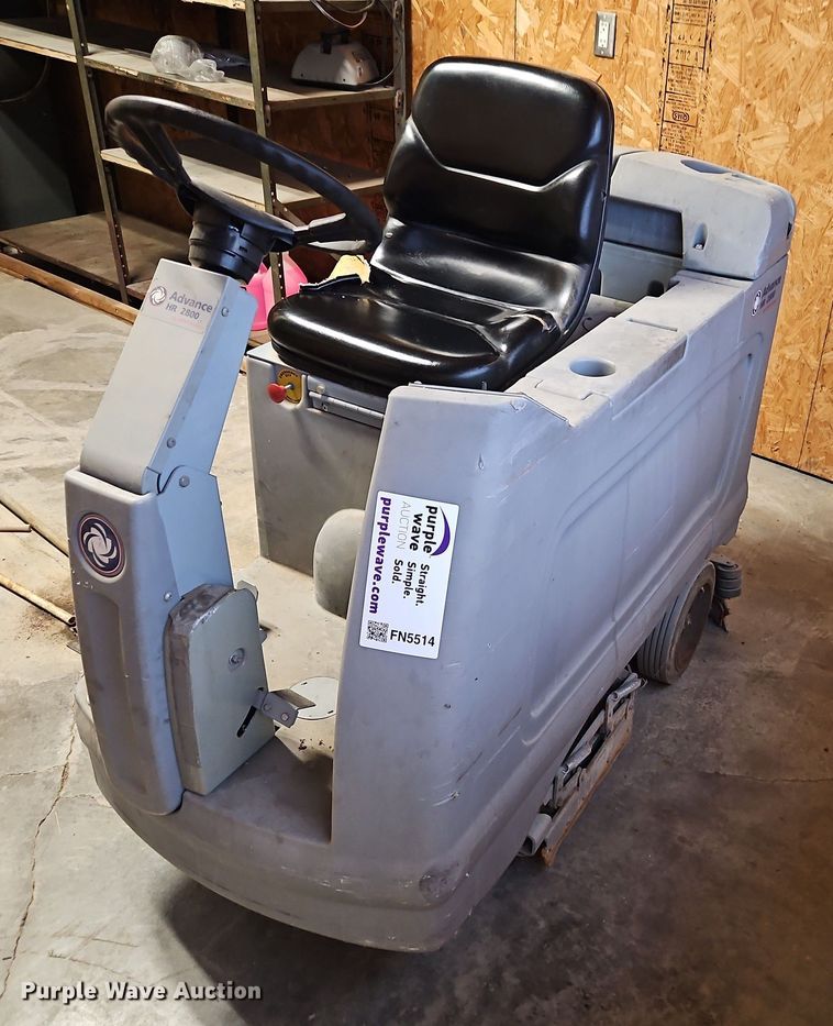 Advance HR 2800 floor scrubber - FN5514