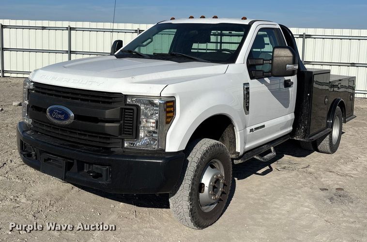 2019 Ford F350 Super Duty XL flatbed pickup truck - YA1681