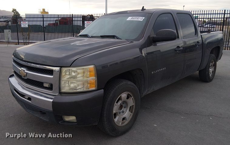 2011 Chevrolet Silverado 1500 Crew Cab pickup truck - YA1772