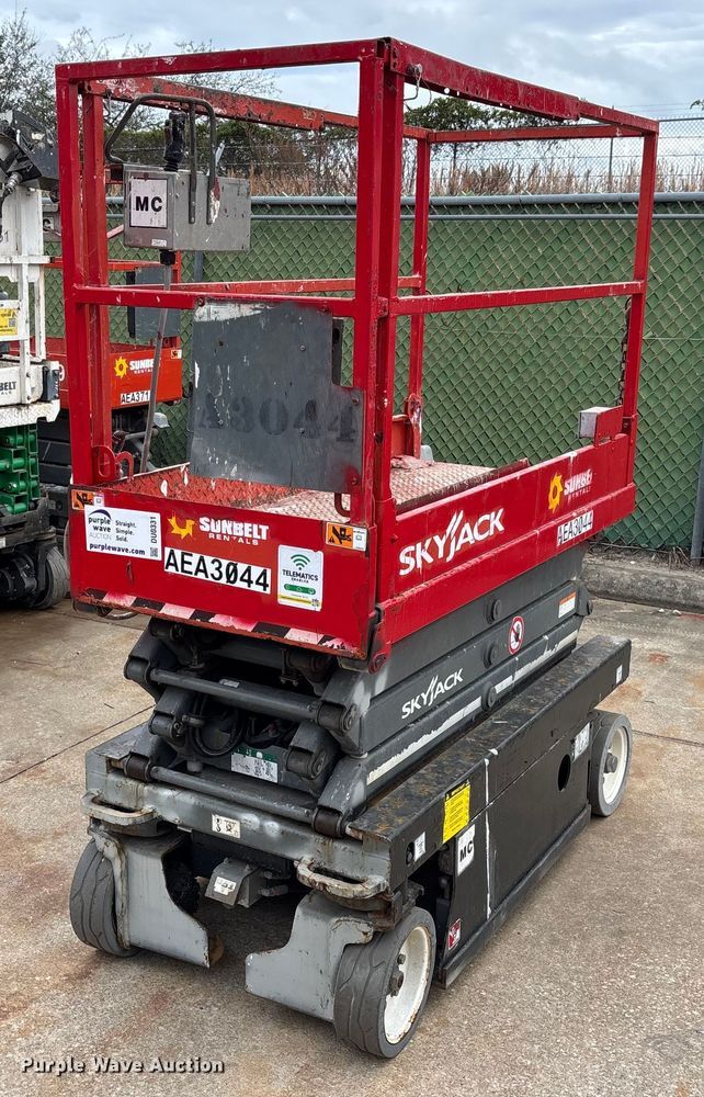 2017 SkyJack SJIII 3219 scissor lift - DU0331