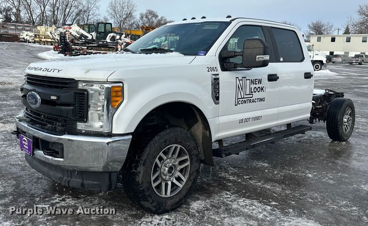 2017 Ford F350 Super Duty Crew Cab pickup truck cab and chassis - DW4396