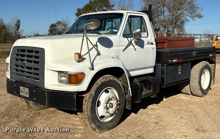 1997 Ford F800 semi truck - EA7154