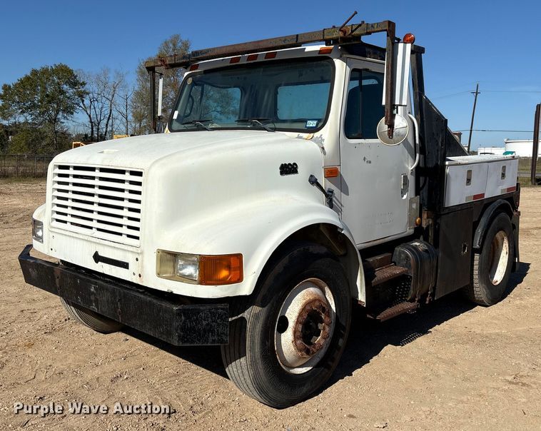 1995 International 4900 semi truck - EA7161
