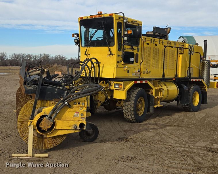 2005 MB Companies Oshkosh HB2723 street sweeper truck - EB1207
