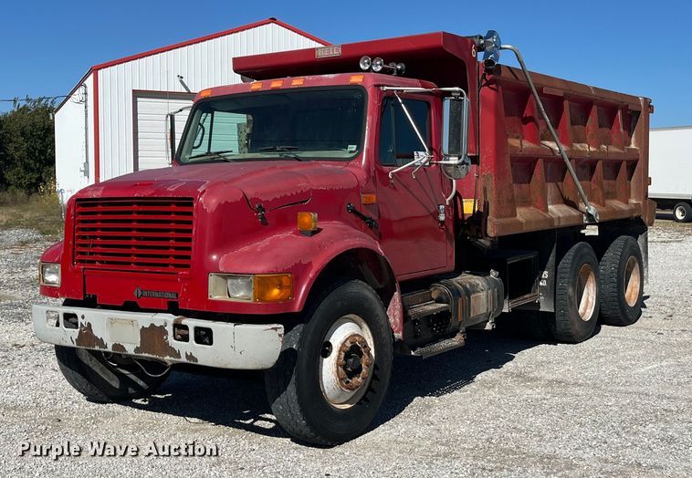 2000 International 4900 dump truck - ED2304