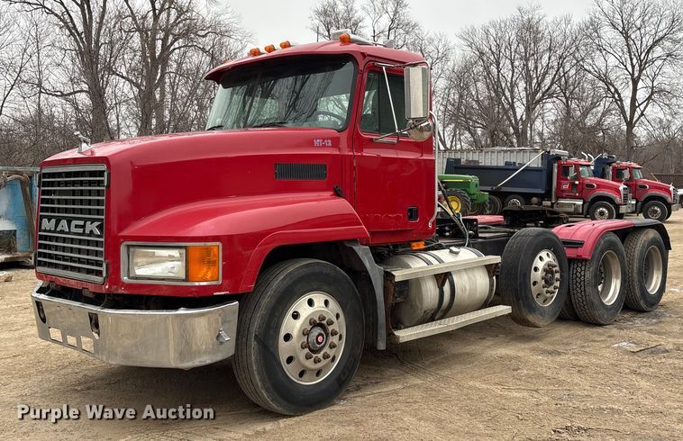 2000 Mack CH600 semi truck - EI5677