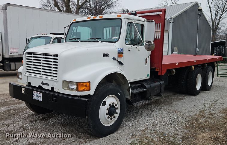 1996 International F4900 flatbed truck - EO4916
