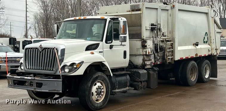 2009 International 7400 SBA refuse truck - ET6842