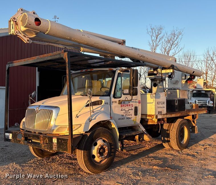 2005 International 4300 bucket truck - FG1601