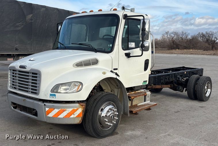 2008 Freightliner Business Class M2 semi truck - FG2569