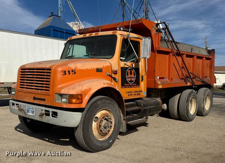1996 International 4900 dump truck - NA9837