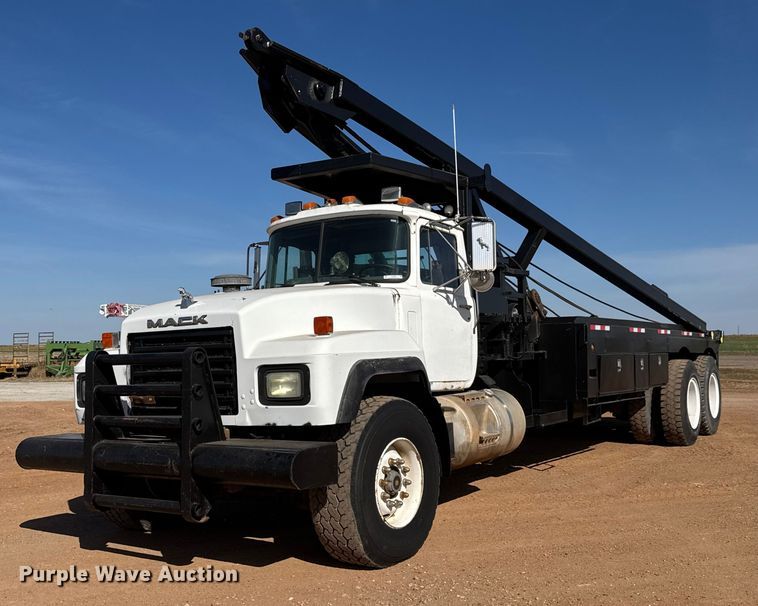 2000 Mack RD688S winch truck - NA9846