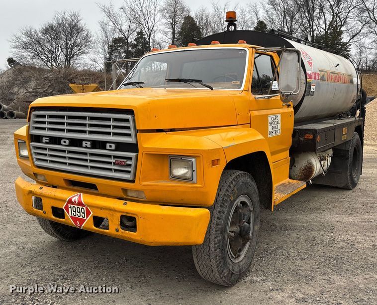 1983 Ford F700 oil distributor truck - DW7382