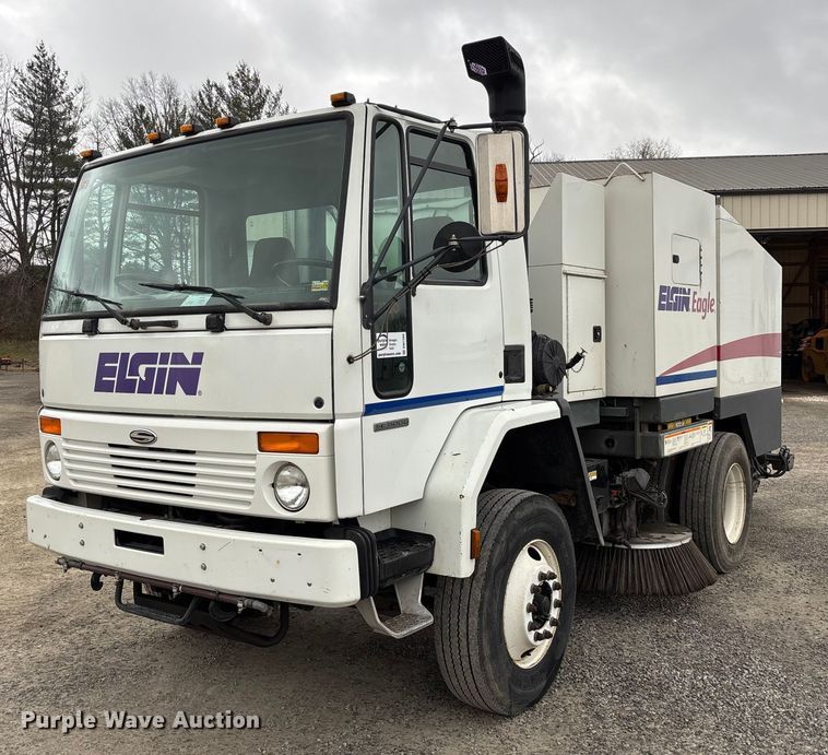 2003 Sterling Elgin SC-8000 street sweeper truck - DW7385