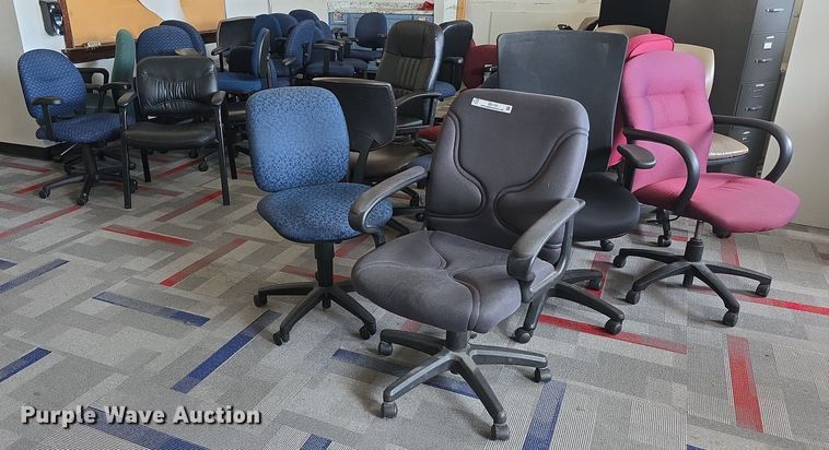 Approximately 38 office chairs - DZ3755