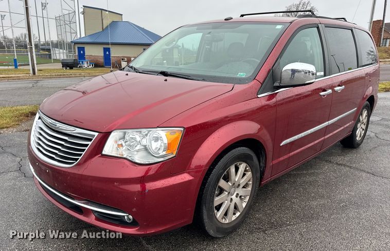 2011 Chrysler Town And Country van - EN0853