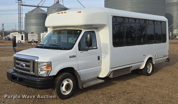 2013 Ford Eldorado shuttle bus - ES2667