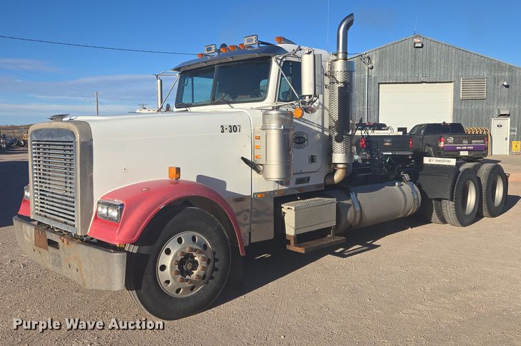 2001 Freightliner FLD132 semi truck - ES2727
