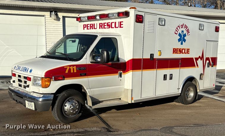 2004 Ford E450 Super Duty ambulance - FG2514