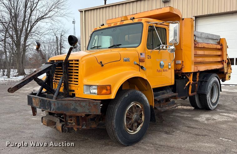 2000 International 4900 dump truck - FK1084
