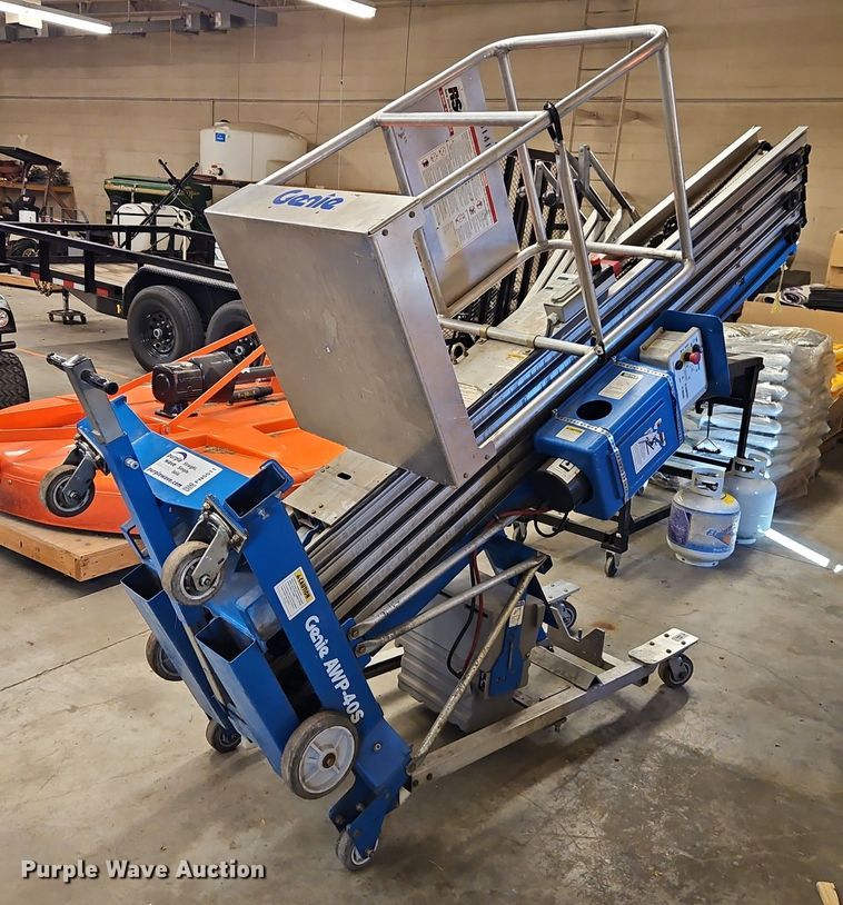2002 Genie AWP-40S vertical lift - FN5511