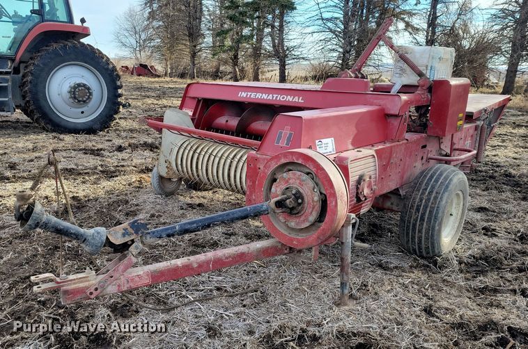 IH 445T small square baler - EA2791