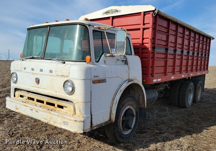 1975 Ford 750 grain truck - EA2809