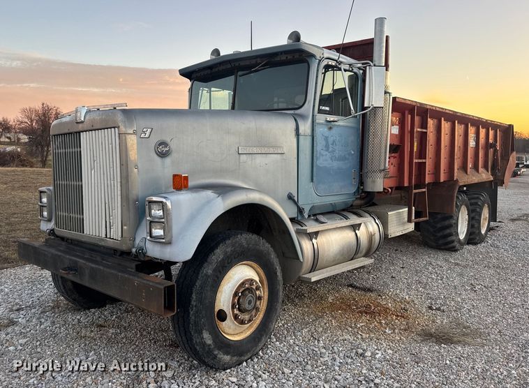 1986 International F-9370 manure spreader truck - EN0861