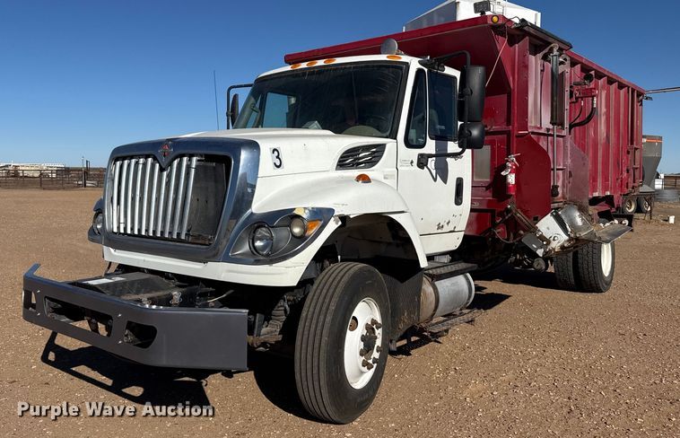 2012 International WorkStar 7400 feed mixer truck - EP2753