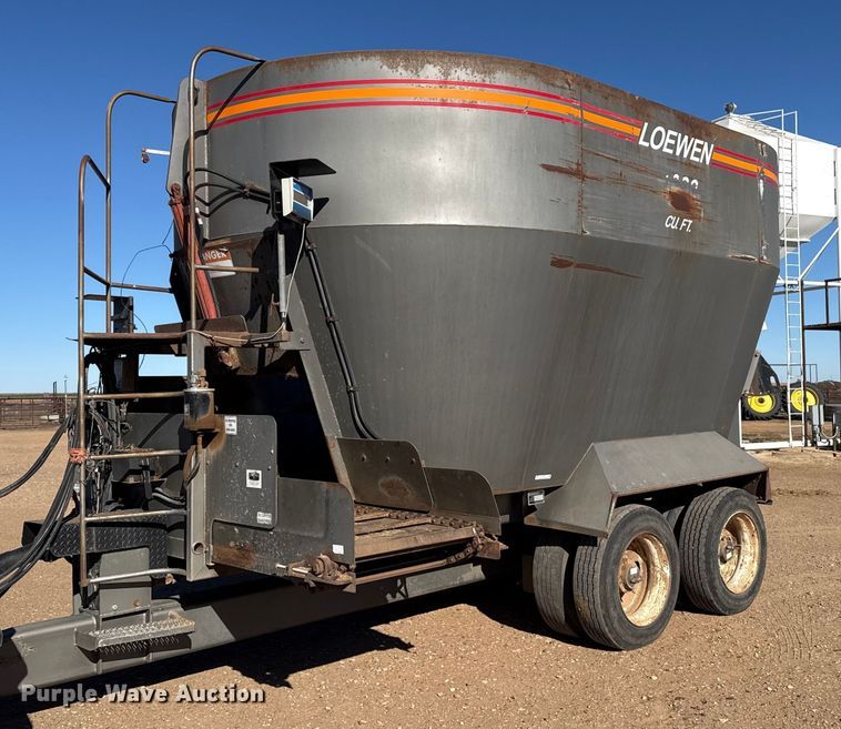 2005 Loewen 1022 feed mixer - EP2754