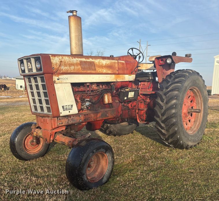 1974 International Harvester Farmall 966 tractor - FI0112